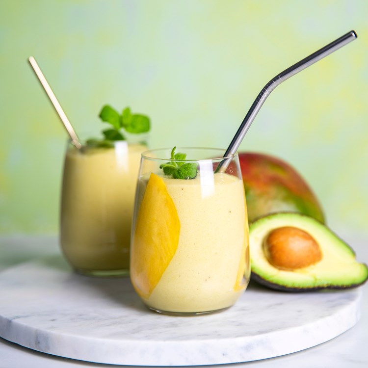 Smoothie med avokado, banan, mango og kokos