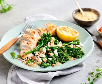 Kylling med brokkolini og bakt hvitløksdressing
