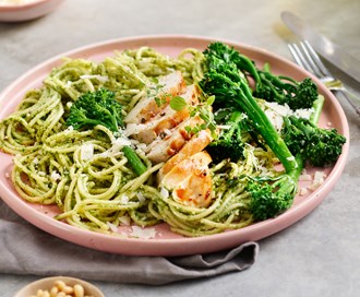 Pasta med brokkolini, kylling og rucculapesto