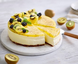 Ostekake med gul og grønn kiwi