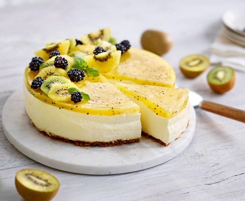 Ostekake med gul og grønn kiwi