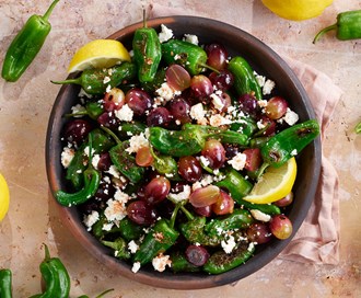 Stekt padron med feta, røde druer og røkt paprikasalt