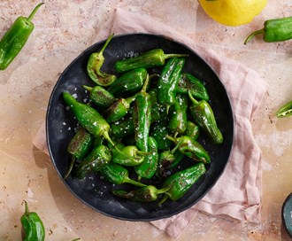 Stekte padron med havsalt