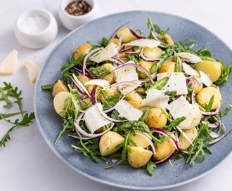 Lun potetsalat med asparges og parmesan