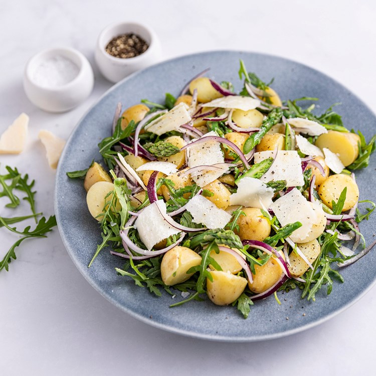 Lun potetsalat med asparges og parmesan
