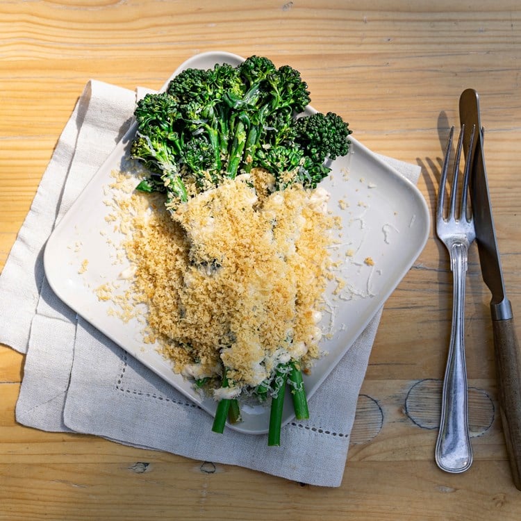 Brokkolini med baconmajones