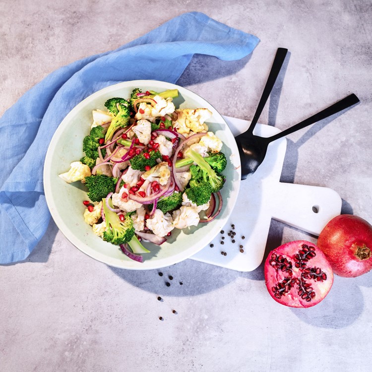 Blomkål- og brokkolisalat med granateplekjerner
