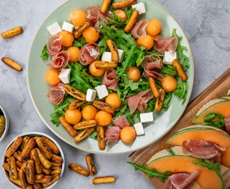 Melonsalat med minigrissini og spekeskinke