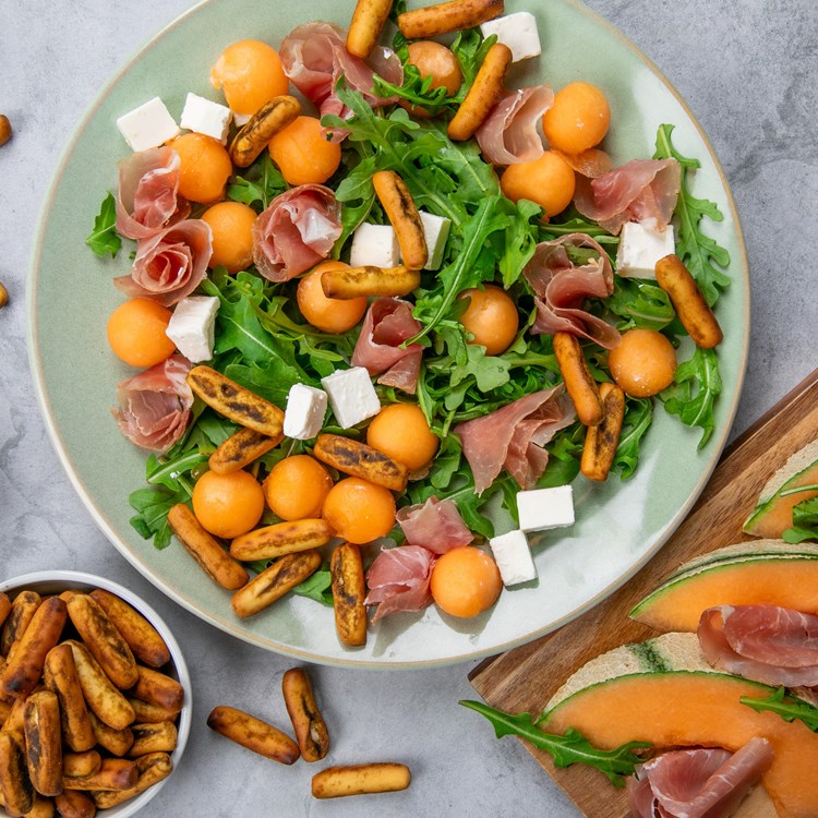 Melonsalat med minigrissini og spekeskinke