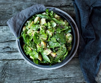 Lun potetsalat med babyspinat
