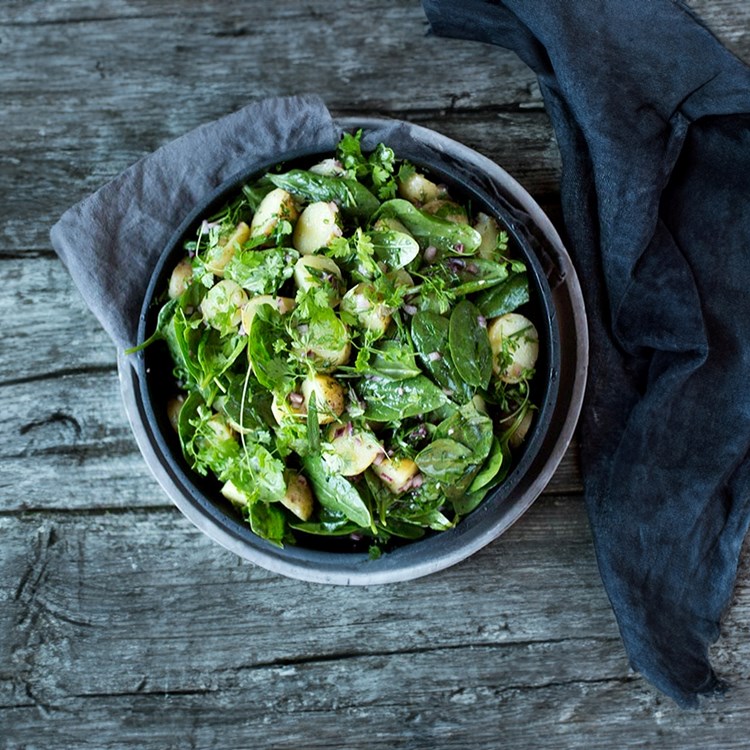 Lun potetsalat med babyspinat