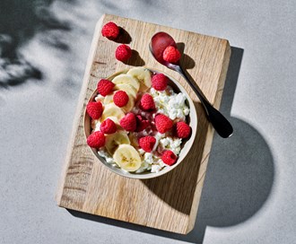 Cottage cheese toppet med bær og banan