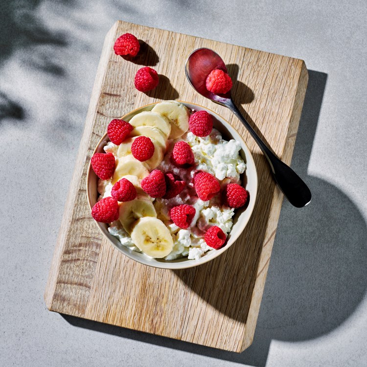 Cottage cheese toppet med bær og banan