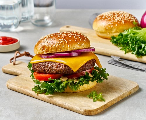 Cheeseburger med crispisalat