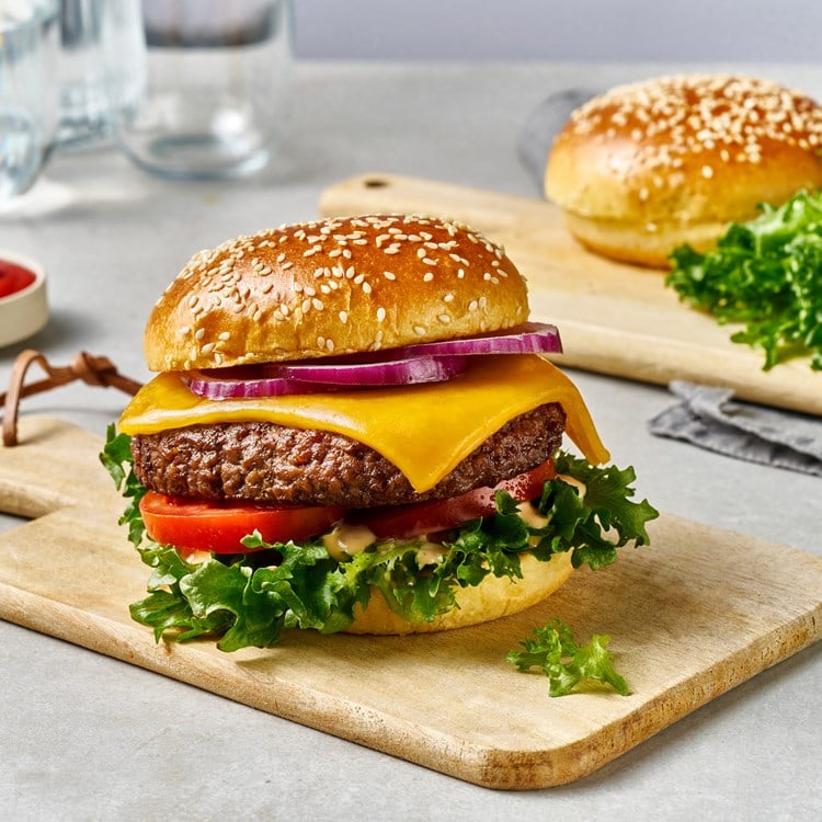 Cheeseburger med crispisalat