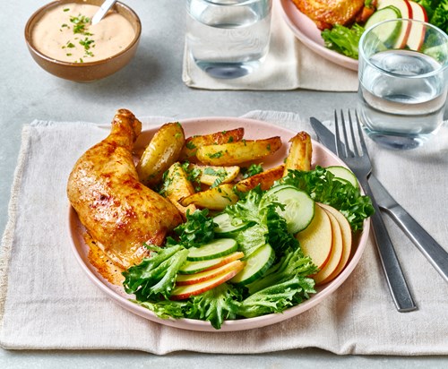 Kyllinglår med crispisalat og ovnsstekte poteter