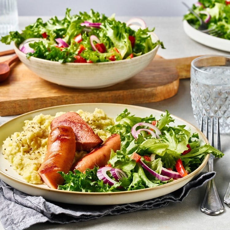 Middagspølse med crispisalat og potetstappe