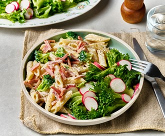 Kremet pasta med crispisalat og reddik