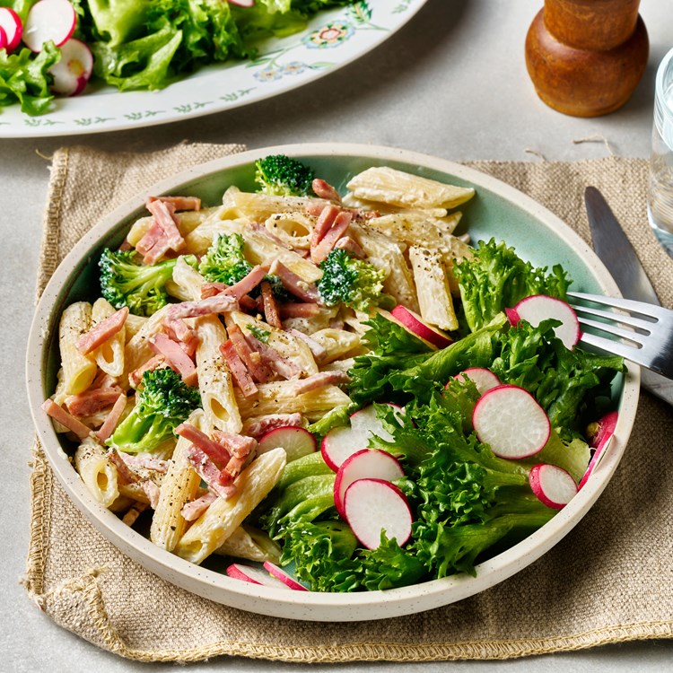 Kremet pasta med crispisalat og reddik