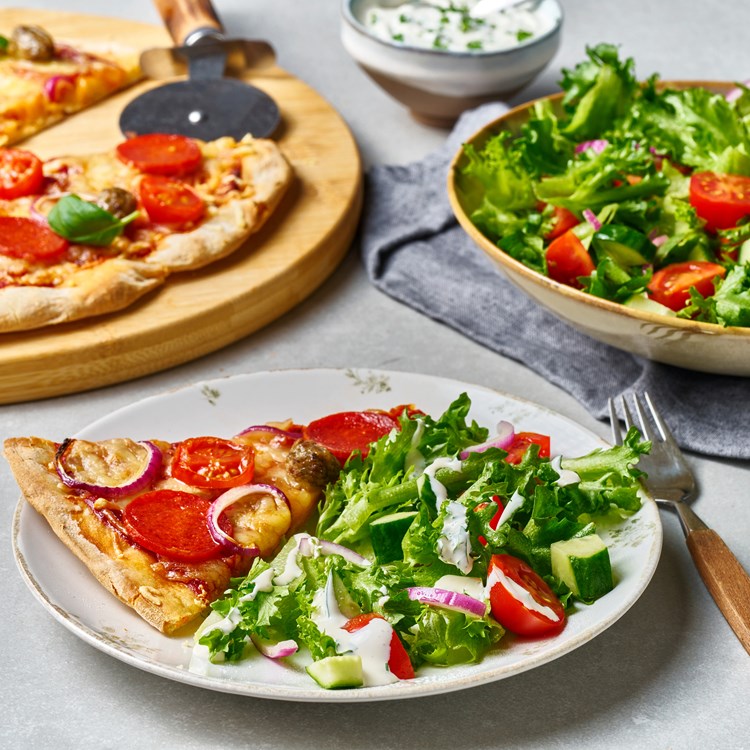 Pizza med crispisalat, agurk, tomat og rødløk
