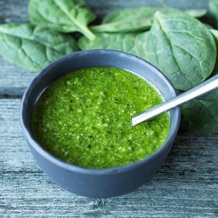 en skål med grønn pesto.