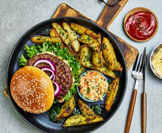 Hamburger med coleslaw og hvitløkspoteter