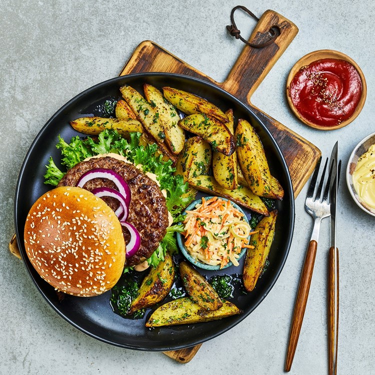 Hamburger med coleslaw og hvitløkspoteter