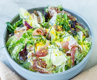 Sprø salat med rømmedressing