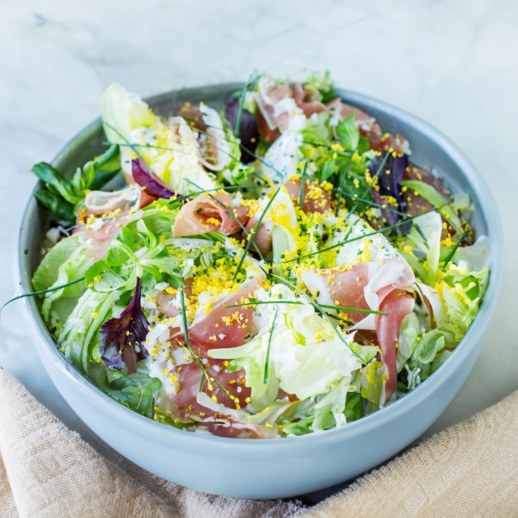 Sprø salat med rømmedressing