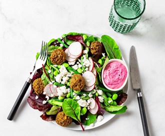 Feta- og falafelsalat med Rød Babyleaf