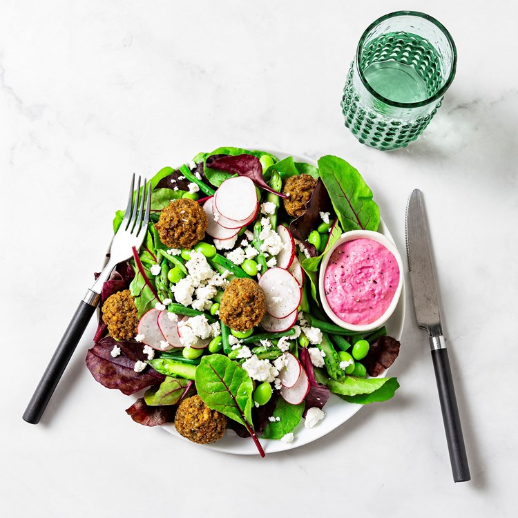 Feta- og falafelsalat med Rød Babyleaf