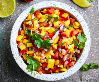 Tomat- og mangosalsa