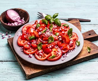 Tomatsalat med basilikum og rødløk