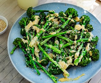Grillet brokkolini med miso