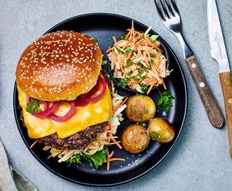 Hamburger med coleslaw og småpoteter