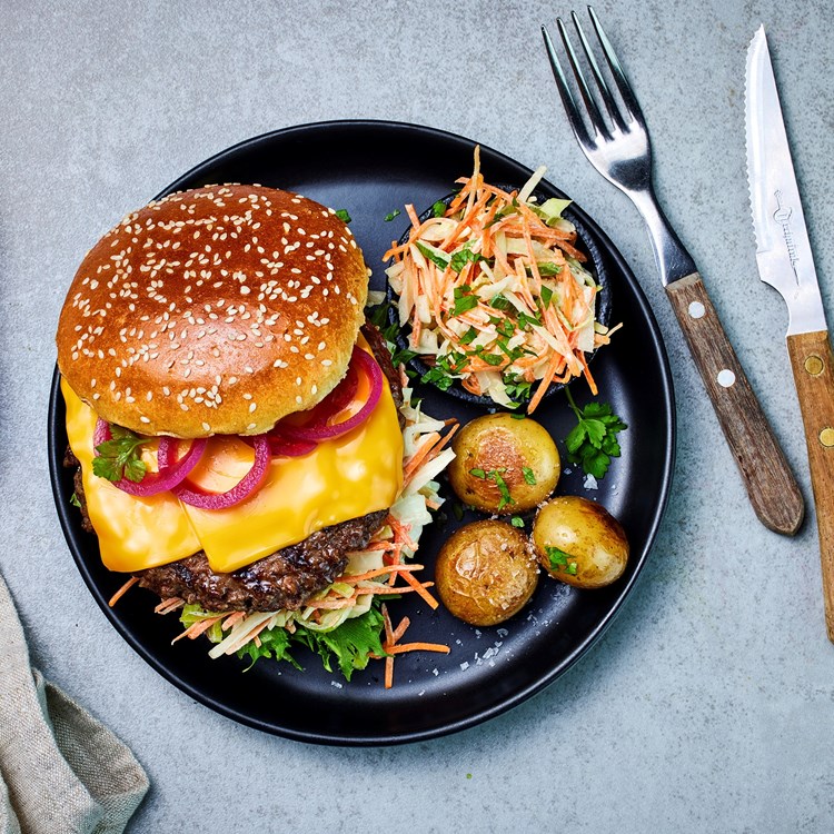 Hamburger med coleslaw og småpoteter