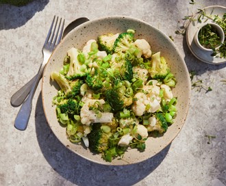 Brokkoli- og blomkålsalat med vårløk