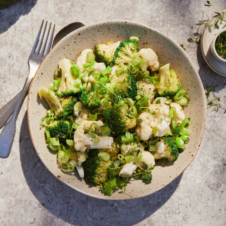 Brokkoli- og blomkålsalat med vårløk