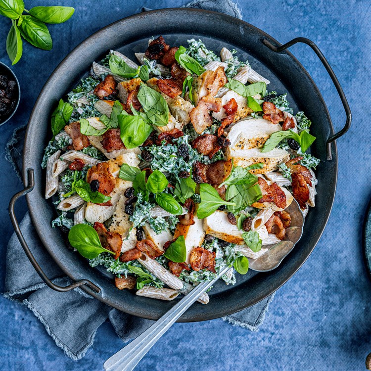 Kremet pastasalat med kylling og grønnkål