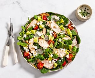 MIX i en klassisk kyllingsalat med fetaost