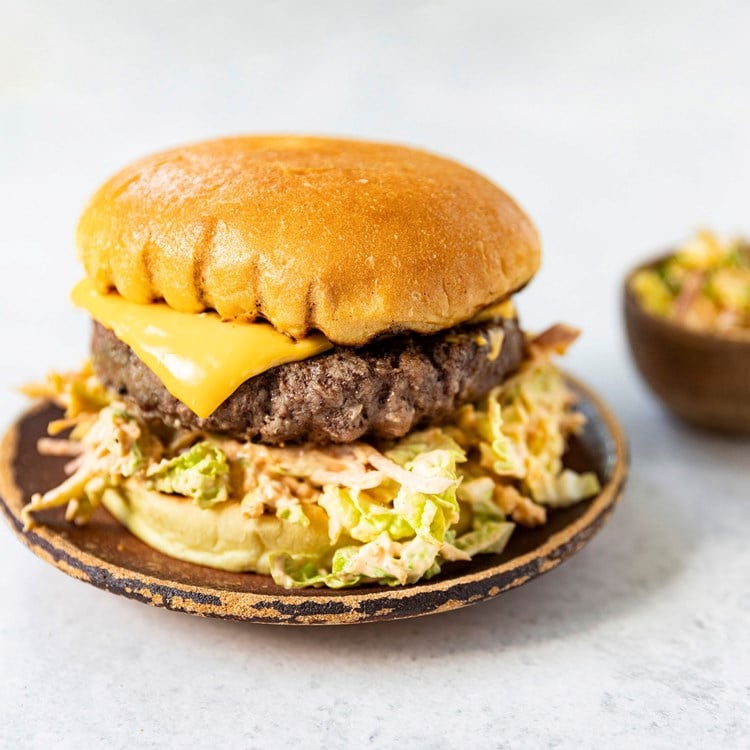 Hamburger med coleslaw