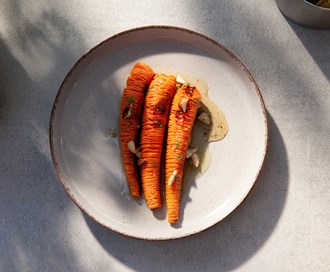 Hasselback-gulrot med nøttevinaigrette