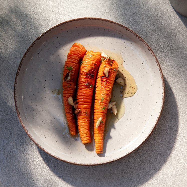 Hasselback-gulrot med nøttevinaigrette