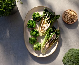 Brokkoli med grillet hjertesalat og yoghurt-lime-dressing