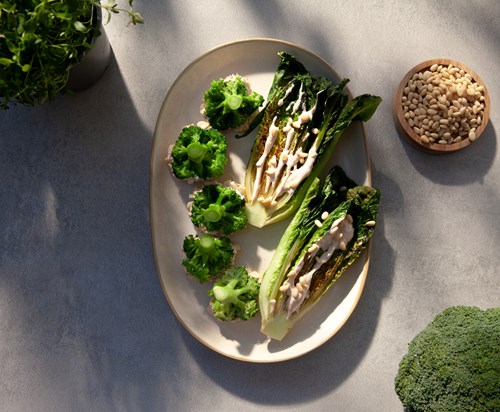 Brokkoli med grillet hjertesalat og yoghurt-lime-dressing