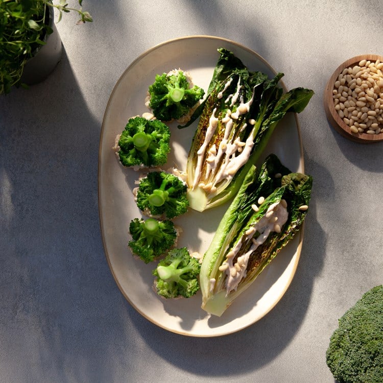 Brokkoli med grillet hjertesalat og yoghurt-lime-dressing
