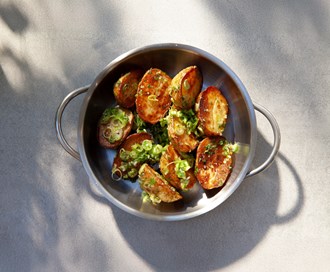 Nypotetsalat med urter og vårløk
