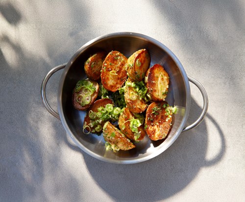 Nypotetsalat med urter og vårløk