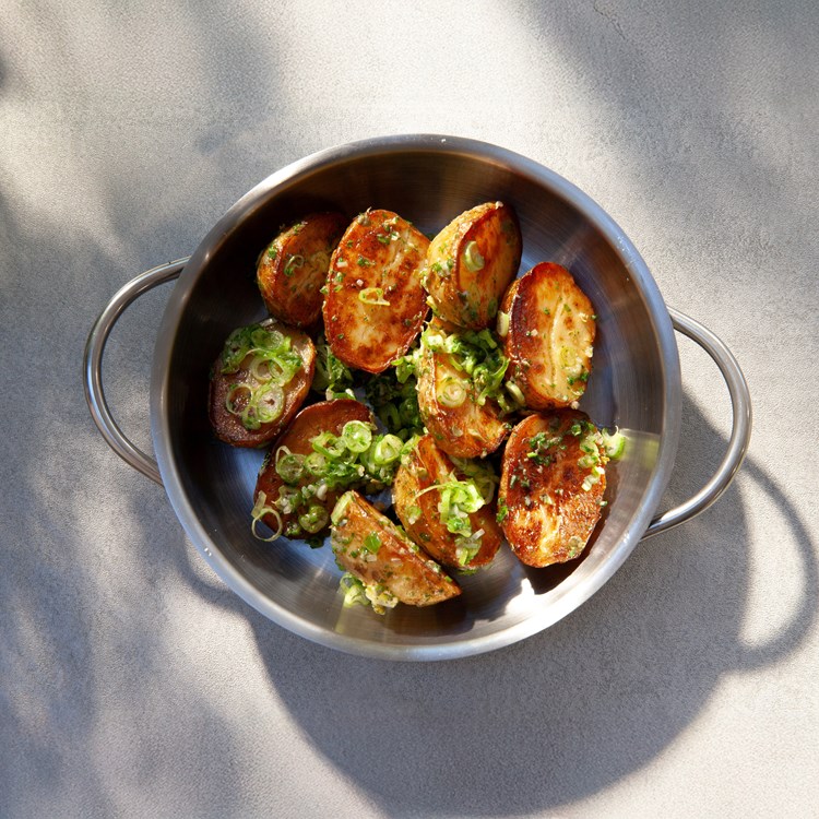 Nypotetsalat med urter og vårløk