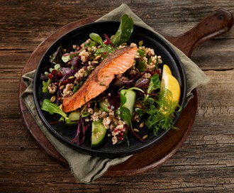 Babyleaf med rødbeter, bygg og mynteyoghurt